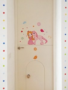 фото наклейка принцесса с единоргом на дверь в комнате