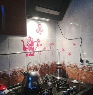 фото наклейки на кухню, фото наклейки на плитку в кухне "Цветущий чайник", фото виниловой наклейки на кухню чайник