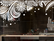 фото декор витрины зимний, фото декор фасада новогодний, зимний декор торгового центра фото