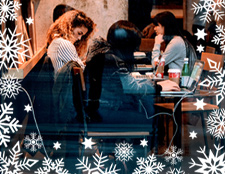 фото декор витрины зимний, фото декор фасада новогодний, зимний декор торгового центра фото, купить зимний декор на витрину фото, снежинки на витрину фото, наклейки снежинки фото