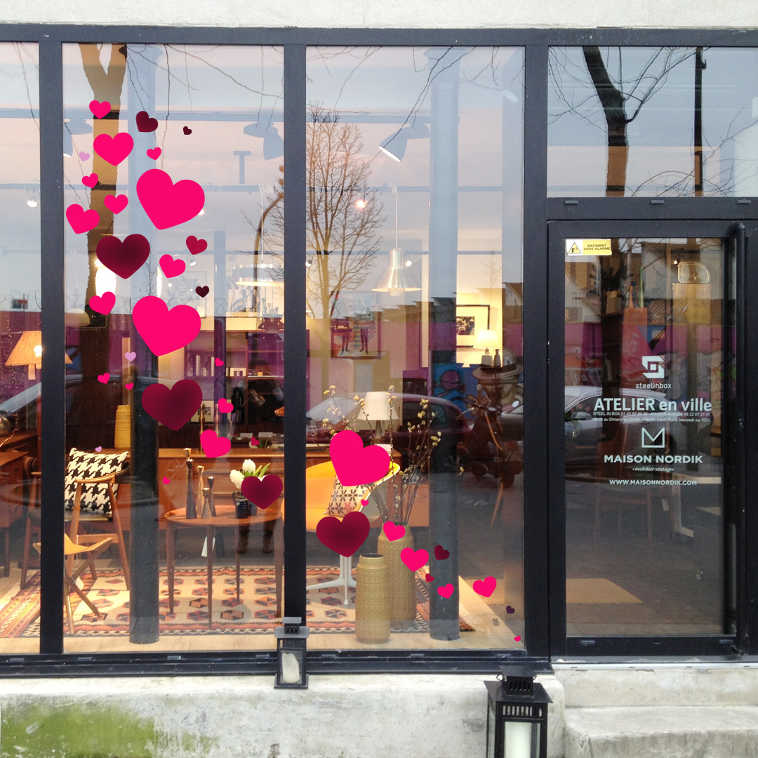 сердца на витрину фото, наклейки на витрину сердца фото, украшение магазина ко дню святого валентина фото