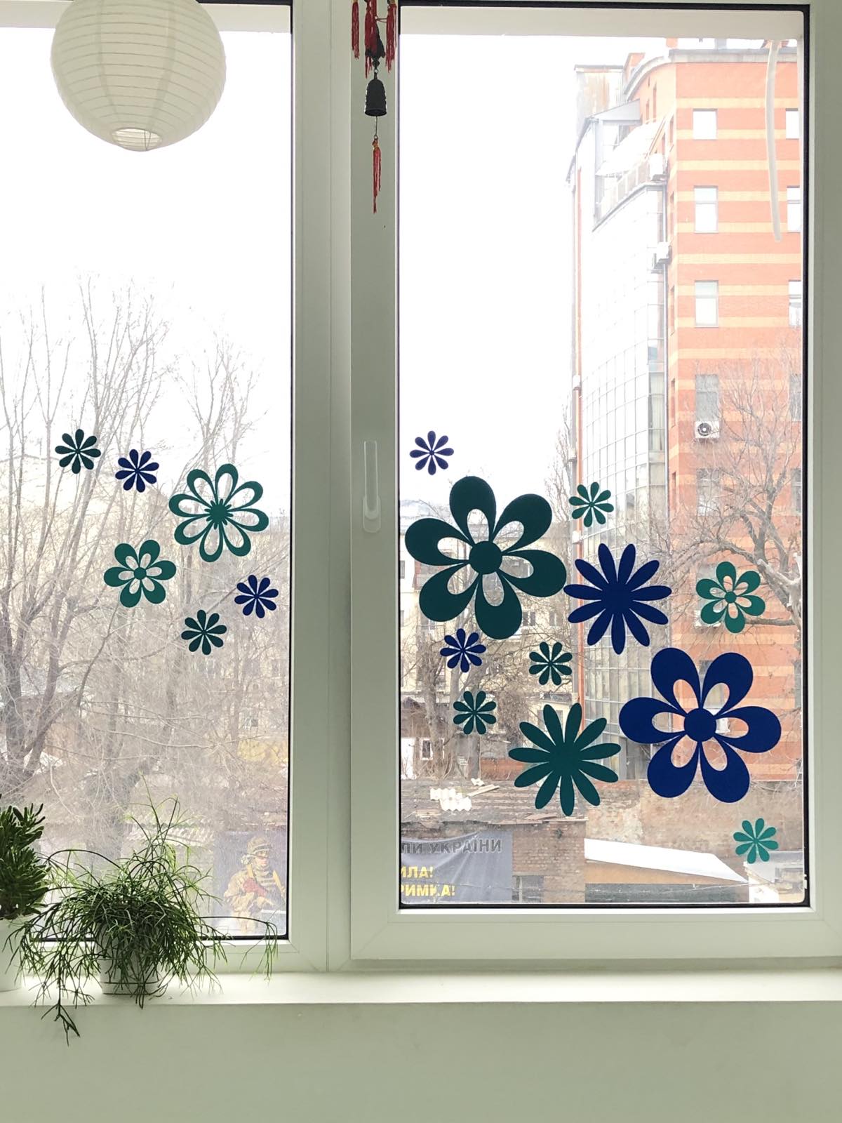 как украсить витрину к весне