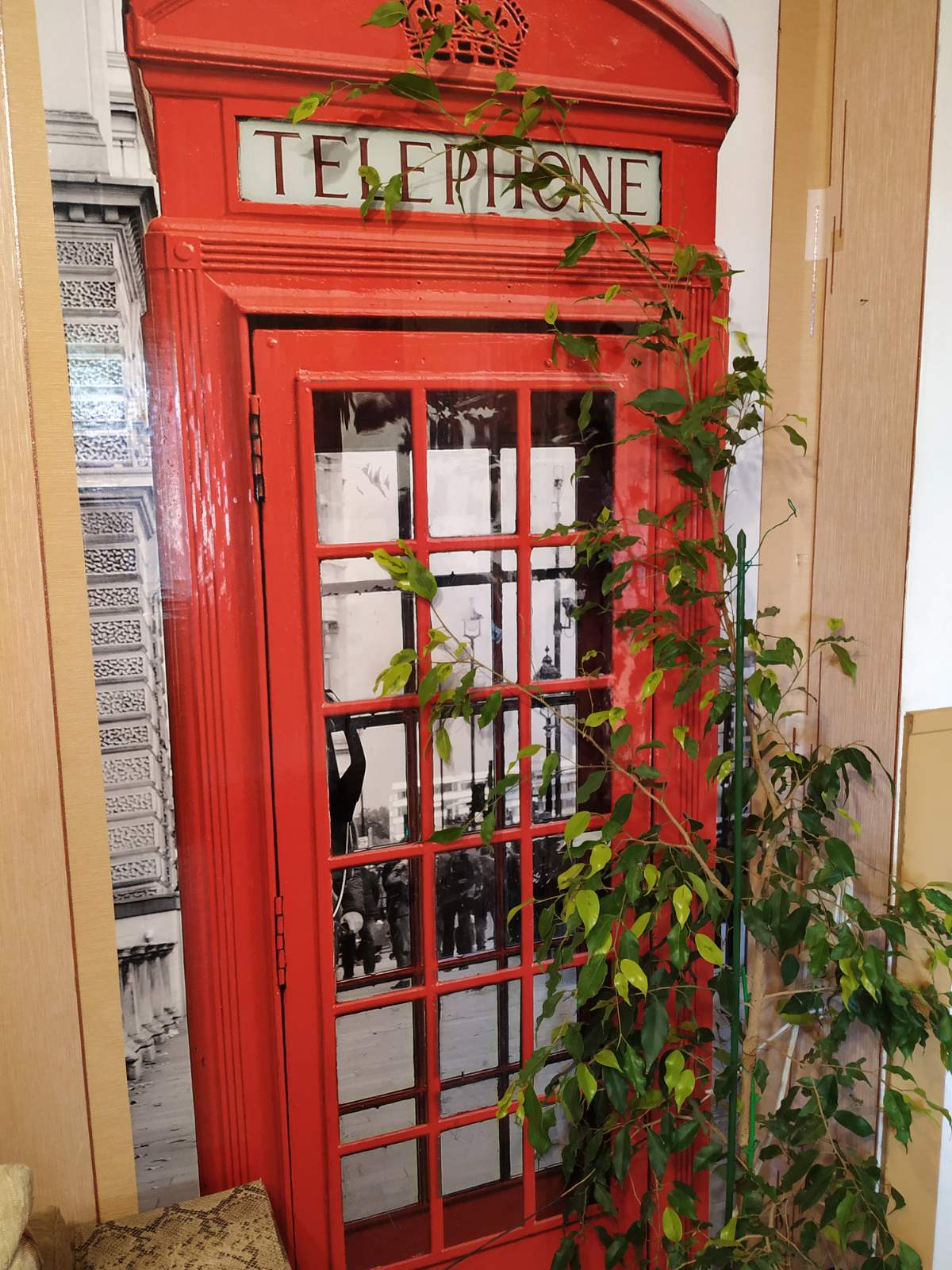 лондонская телефонная будка наклейка на двери в класс английского языка