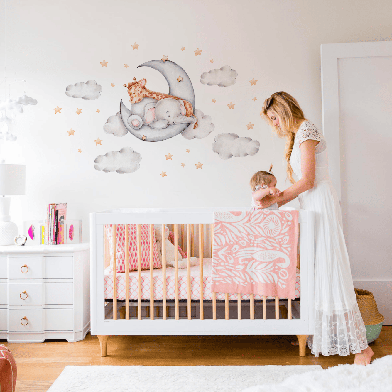 оформление стен детской комнаты, декор детской комнаты, оформление спальни для детей, украсить спальню над кроваткой, оформление детской спальни, декор детской комнаты, украсить детскую комнату, оформление интерьера детской комнаты, наклейки на стену группы в детском саду, детские наклейки на стену, наклейки для детской комнаты, стикеры для детской комнаты фото